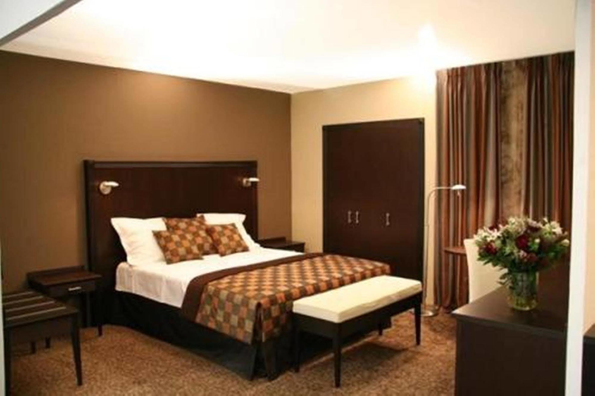 Hotel Malon Льовен Екстериор снимка